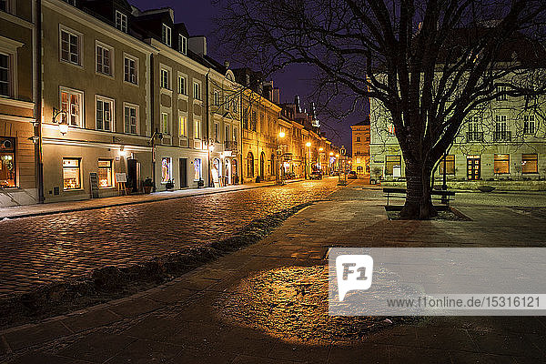 Häuser entlang der stimmungsvollen Freta-Straße auf dem Neustädter Platz bei Nacht  Warschau  Polen