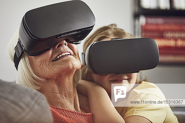 Großmutter benutzt VR-Brille mit ihrem Enkel