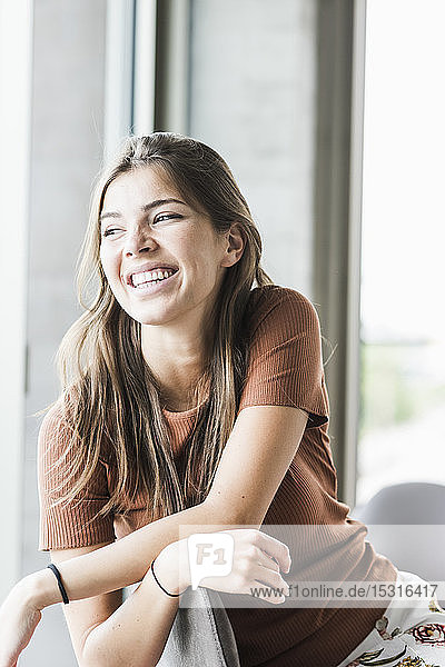 Porträt einer lächelnden jungen Geschäftsfrau im Amt