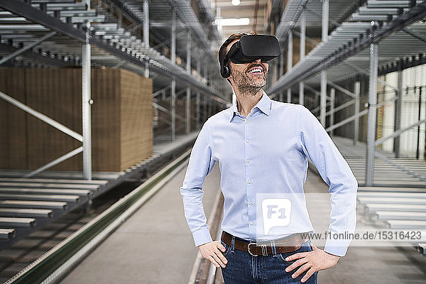 Geschäftsmann mit VR-Brille in der Fabrik