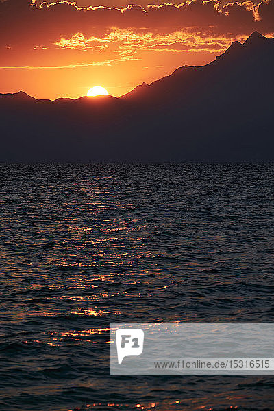 Griechenland  Chalkidiki  Sonnenuntergang über dem Berg Athos und dem Meer