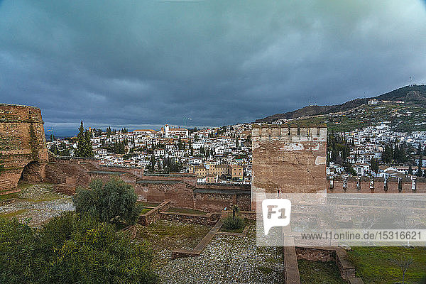 Einzug der Alhambra bei Sonnenaufgang  Granada  Spanien