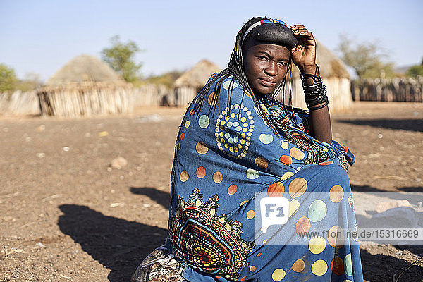 Porträt einer Muhacaona-Frau in ihrer traditionellen farbenfrohen Kleidung  Oncocua  Angola