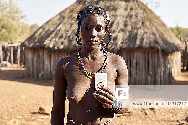Frau vom Mudimba-Stamm mit einem Bild von sich selbst  Canhimei  Angola.