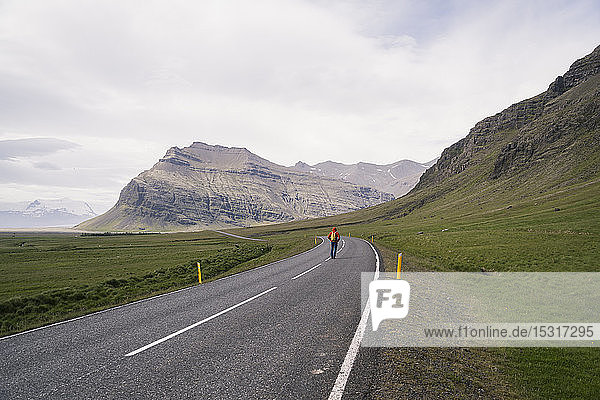 Erwachsener Mann wandert auf der Ringstraße 1   Südliche Region  Island