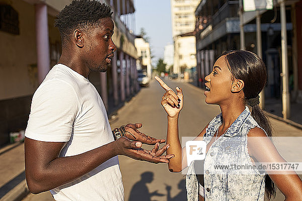 Junges Paar streitet sich auf der Strasse  Mabuto  Mosambik