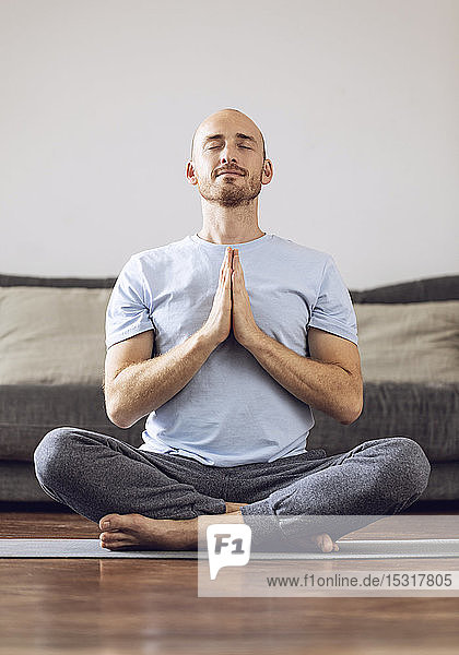 Mann macht Yoga zu Hause
