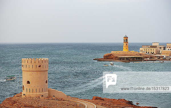 Turm und Sur-Leuchtturm am Abend  Sur  Oman