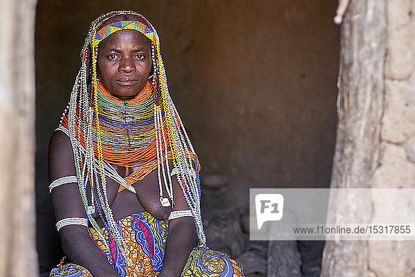 Porträt einer traditionellen Muhila-Frau  die in ihrem Haus sitzt  traditionelles Muhila-Dorf  Congolo  Angola