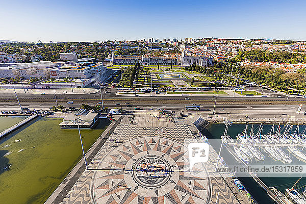 Portugal, Lissabon, Belem, Hochwinkelansicht der Kompassrose und Kartenmosaik in der Nähe des Yachthafens, Jeronimos-Kloster im Hintergrund