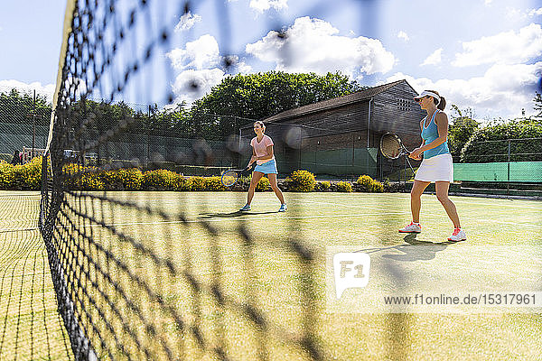 Reife Frauen während eines Tennisspiels auf Rasen