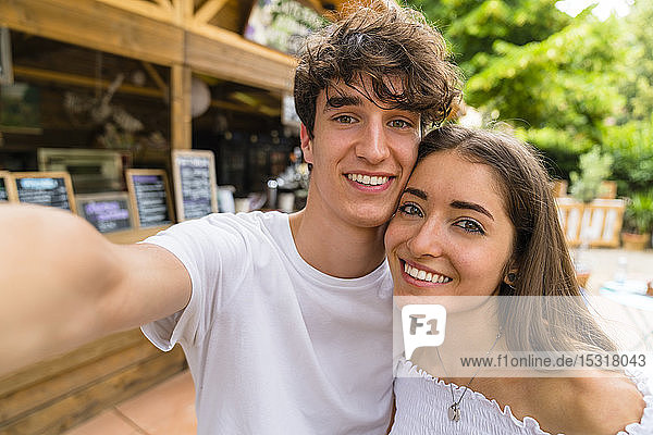 Junges Paar beim Selfie in einem Cafe