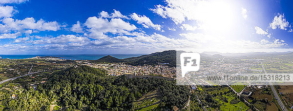 Luftaufnahme eines Dorfes am Mittelmeer vor blauem Himmel an einem sonnigen Tag