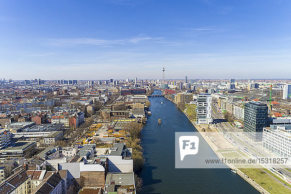 Hochwinkelansicht eines Flusses inmitten von Gebäuden in Berlin gegen den Himmel