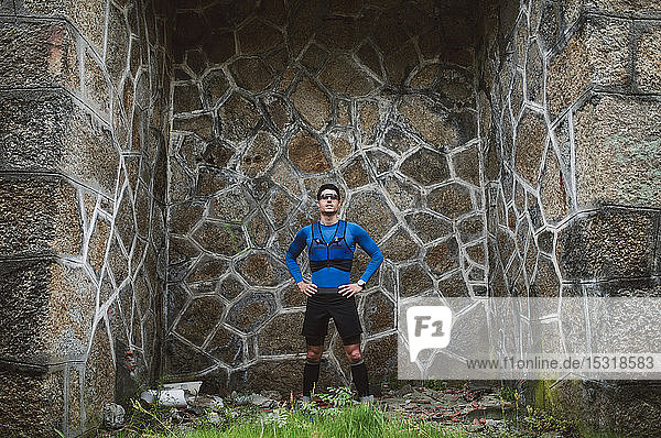 Porträt eines Wanderläufers an einer Wand stehend
