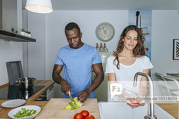 Ehepaar bereitet Salat in der Küche zu