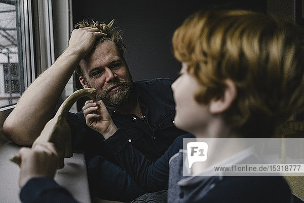Porträt eines Vaters  der seinen Sohn beobachtet