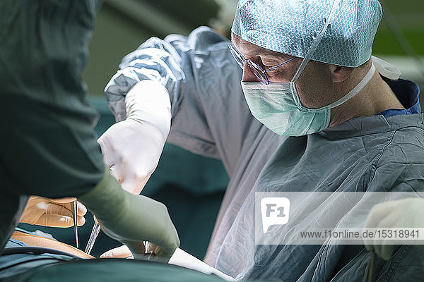 Chirurg während der Operation