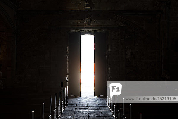 Offene Tür in einer Kirche in Pontevedra  Galizien  Spanien