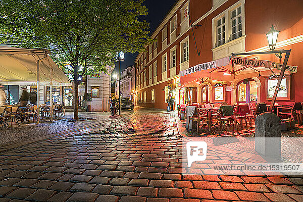 Beleuchtete Kopfsteinpflasterstraße in der Altstadt bei Nacht  Prag  Tschechische Republik