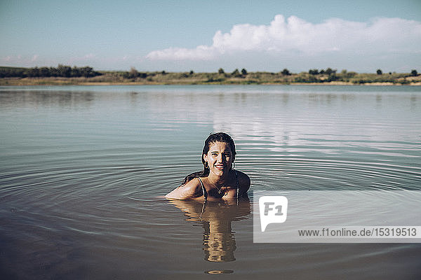 Junge Frau beim Baden in einem See