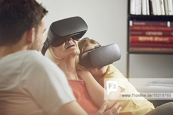 Großmutter mit VR-Brille bei ihren Enkeln