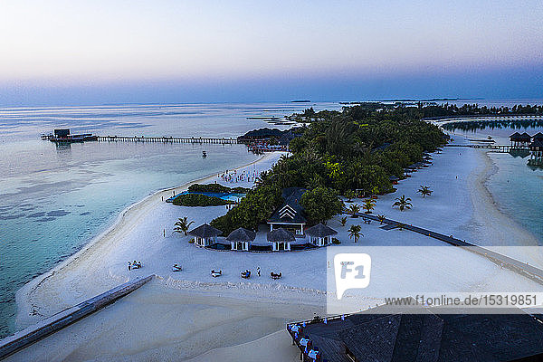 Malediven  Insel Olhuveli  Resortgebäude bei Sonnenuntergang