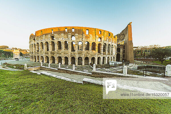 Blick auf das Kolosseum  Rom  Italien