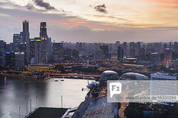 Skyline des Finanzdistrikts  Esplanade Waterfront Promenade und Marina Bay  Singapur