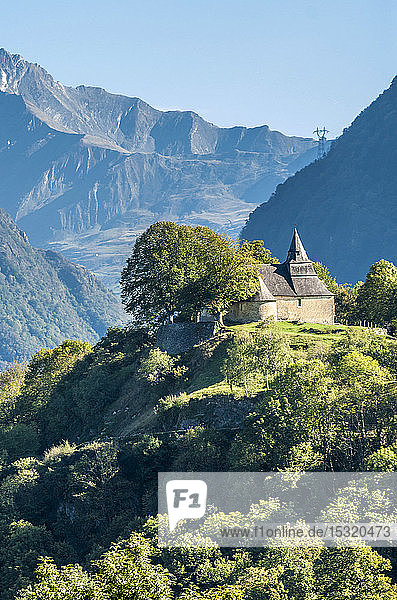Frankreich  Pyrenäen-Nationalpark  Hautes Pyrenees  Kapelle Notre-Dame de Pietat am Anfang des Luz-St-Sauveur-Tals