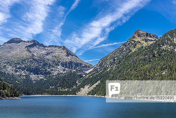 Frankreich  Hautes-Pyrenees  Haute Vallee d'Aure  Nationales Naturreservat Neouvielle  Gipfel des Neouvielle (oder Aubert)  2863 Meter hoch  der Oredon-See und der Staudamm des Cap de Long