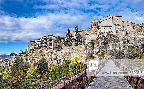 Spanien  Autonome Gemeinschaft Kastilien-La Mancha  Stadt Cuenca  Brücke San Pablo und Altstadt auf der Brücke (UNESCO-Welterbe) (Schönstes Dorf Spaniens)