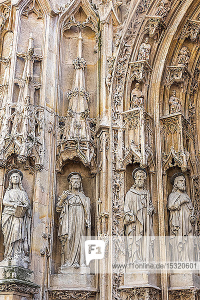 Frankreich  4. Arrondissement von Paris  Detail des spitzbogigen Vorbaus der Kirche Saint-Merri im gotischen Stil