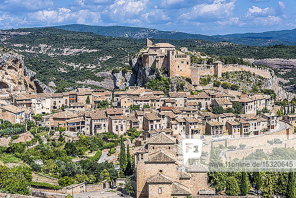 Spanien  Provinz Huesca  Autonome Gemeinschaft Aragonien  Naturpark Sierra y CaÃ±ones de Guara  Alquezar mit Blick auf die Stiftsburg der Heiligen Maria (16. Jahrhundert) (SchÃ¶nstes Dorf Spaniens) (Historisches Stadtzentrum UNESCO-Welterbe)
