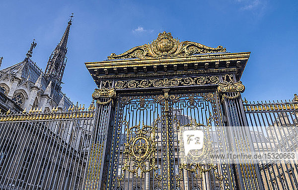 Frankreich  Paris  4. Arrondissement  Ile de la Cite  Tor des Palais de Justice und Glockenturm der Sainte-Chapelle vom Boulevard du Palais aus gesehen
