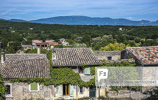 Frankreich  Provence  Drome  Grignan  Blick auf die Dächer (Plus Beau Village de France - Das schönste Dorf Frankreichs)