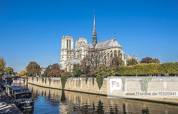 Frankreich  Paris  4. Arrondissement  Ile de la Cite  Apsis der Kathedrale Notre-Dame von Paris am Ufer der Seine  gesehen vom Quai Montebello