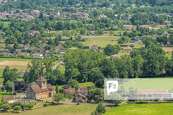 Frankreich  Lot  vallee de la Bave  Blick vom ChÃ¢teau de Castelnau-Bretenoux (Jakobsweg)
