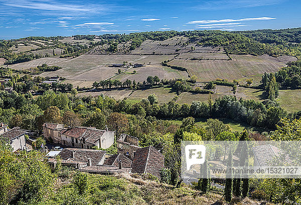 Frankreich  Tam  Cordes-sur-Ciel  Blick auf die Landschaft vom Bergdorf Cordes-sur-Ciel (Jakobsweg)