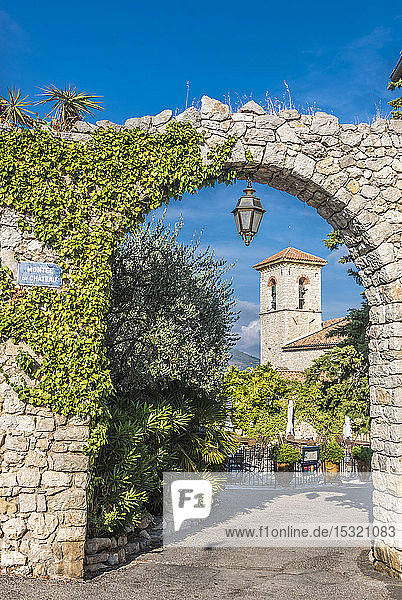 Frankreich  Provence-Alpes-Cote-d'Azur  Alpes-Maritimes  Cabris  Stadttor und Glockenturm der Kirche
