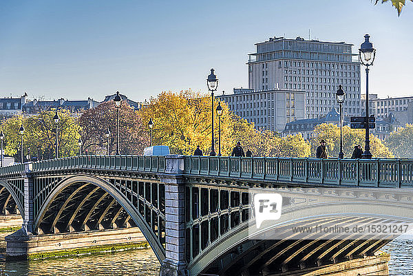 Frankreich  Paris  4. Arrondissement  Pont de Sully vom Quai de la Tournelle aus gesehen  im Hintergrund der Verwaltungsturm Sully-Morland