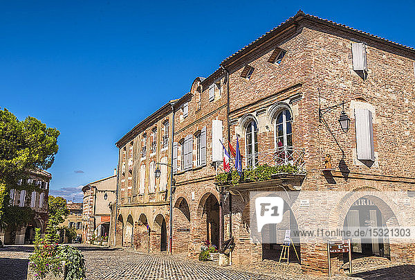 Frankreich  Tarn-et-Garonne  Auvillar  Rathaus Place de la Halle (17.-18. Jahrhundert) Das schönste Dorf Frankreichs (Jakobsweg)