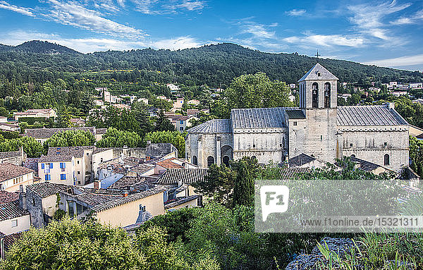 Frankreich  Vaucluse  Blick auf die Dächer von Malaucene und seine befestigte Kirche