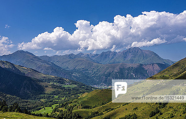 Frankreich  Hautes-Pyrenees  Blick auf das Vallee d'Aure vom Col de Val Louron-Azet (Straße des Pla d'Adet de Saint Lary-Soulan)