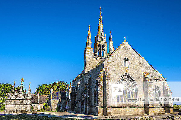 Frankreich  Bretagne  Bucht von Audierne  Wegkreuz und Kapelle von Notre-Dame-de-Tronoen (15. Jahrhundert)