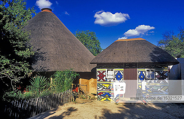 Südafrika  Provinz Gauteng  Hütte der afrikanischen ethnischen Gruppe der Ndebele