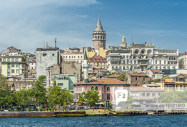Türkei  Istanbul  Stadtteil Galata (14. Jahrhundert) und Moschee am Ufer des Bosporus