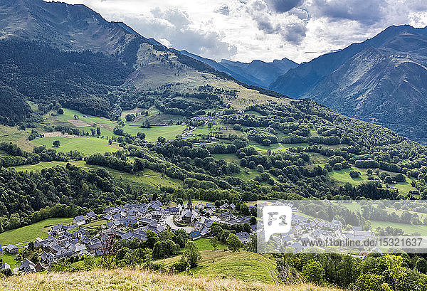 Frankreich  Hautes-Pyrenees  Das Dorf Azet vom Col de Val Louron-Azet aus gesehen