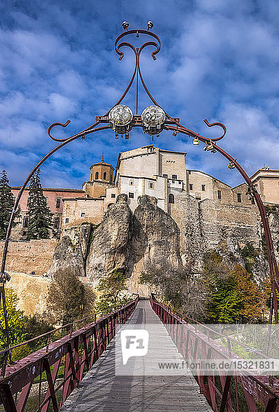 Spanien  Autonome Gemeinschaft Kastilien-La Mancha  Stadt Cuenca  Brücke San Pablo und Altstadt an den Klippen (UNESCO-Welterbe) (Schönstes Dorf Spaniens)