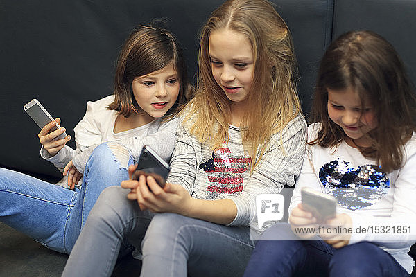3 girls with smartphone